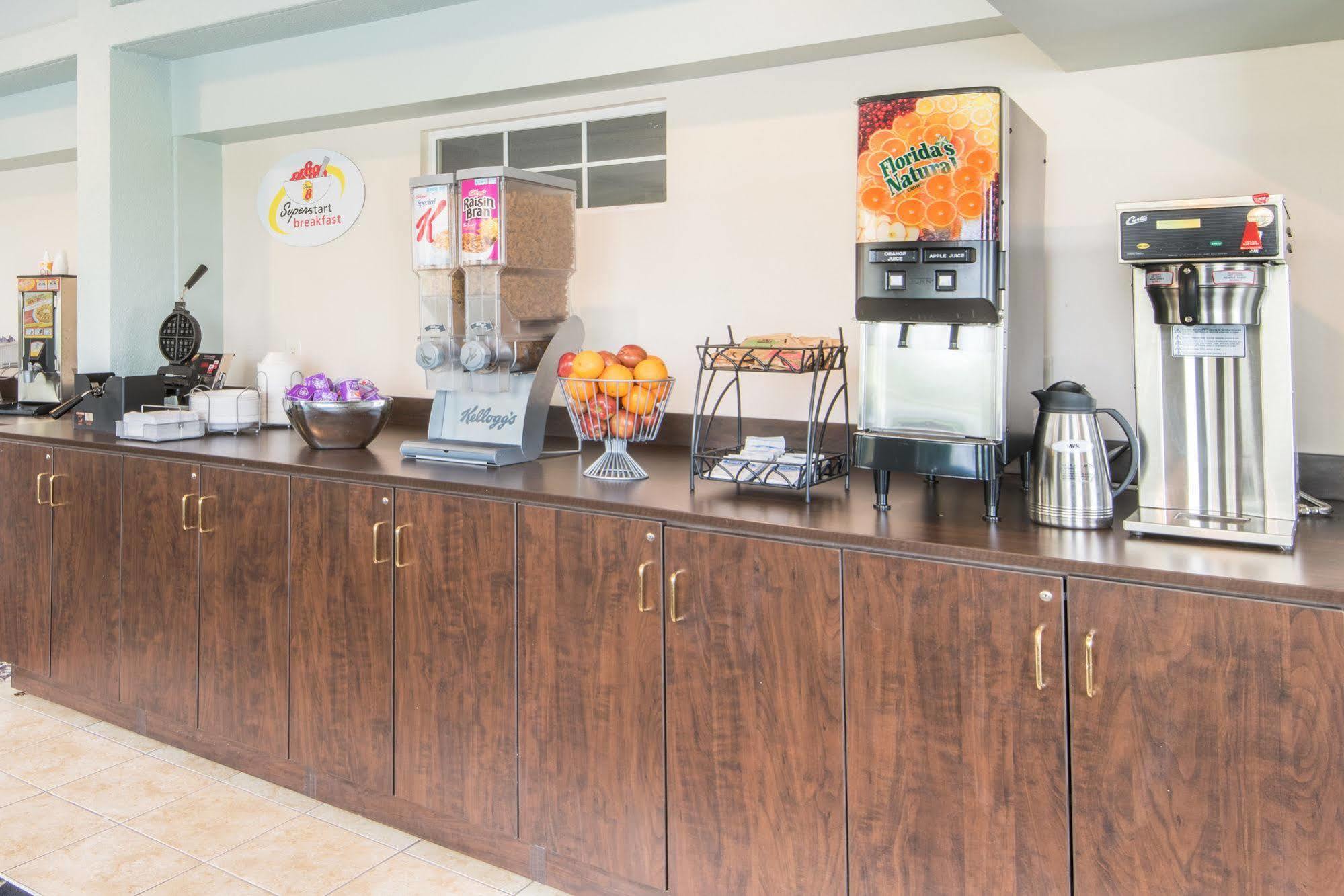 Super 8 by Wyndham Hamburg Hotel Bagian luar foto